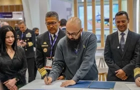 Director de la Ungrd, Carlos Carrillo, firma convenio para construir buque para emergencias. 