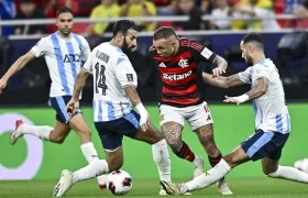 Everton Soares, de Flamengo, intenta avanzar entre dos rivales. 
