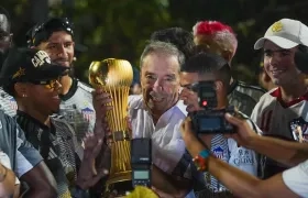 Fuad Char con el trofeo de campeón alcanzado por Junior junto a José Enamorado.