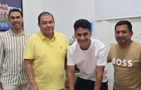 Alberto Mario Garzón, Jannenson Sarmiento y el gerente del Junior, Héctor Fabio Báez. 