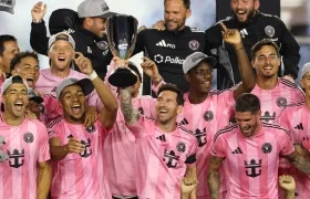 ionel Messi levanta el trofeo de campeón de la MLS con el Inter Miami.