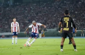 El tiro libre cobrado por Jermein Peña que terminó en el gol del empate para Junior. 