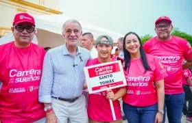 Gobernador Eduardo Verano y la Gerente de Capital Social, Karina Llanos, junto a beneficiarios del programa social.