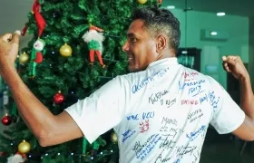 Lenin Utria con la camiseta firmada por los participantes en el Grand Prix. 