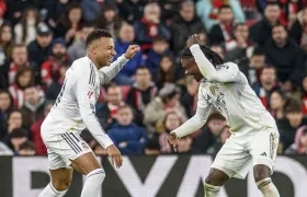 Kylian Mbappé festeja un gol con su compañero Eduardo Camavinga. 