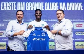 Néiser Villarreal acompañado de los directivos del Cruzeiro, Pedro Junior y Pedro Lourenço. 