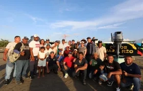 Alcalde Char junto a los pescadores de Puerto Mocho. 
