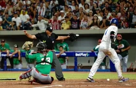 Shalin Polanco es declarado quieto en el plato para anotar la carrera del empata para Caimanes.