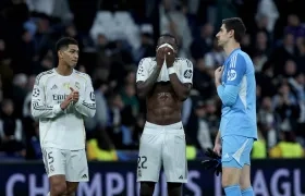 El desconsuelo de Bellingham, Rüdiger y Courtois, jugadores del Real Madrid, tras la derrota.