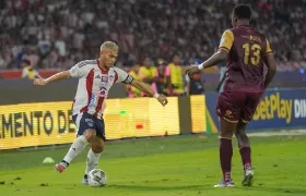 Teófilo Gutiérrez encara a Mauricio González, del Tolima. 