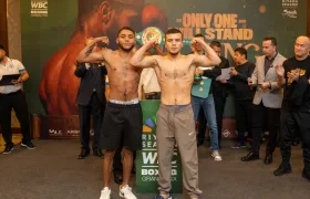 Carlos Utria tras el pesaje con su rival en la final del Grand Prix el uzbeko Mujibillo Tursunov. 