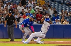 Carlos Arroyo, corredor de Caimanes, llega a salvo a tercera base.