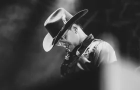 El cantante de música popular lanzó ocho álbumes. 