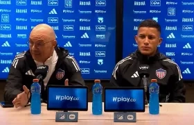 El técnico Alfredo Arias y al atacante Cristian Barrios.