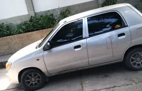 El vehículo en que se movilizaban las víctimas en la parte externa del Camino Murillo. 