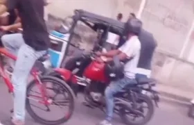 El conductor de este motocarro fue baleado en la tarde de este viernes. 