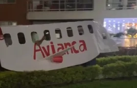 Avión de cartón armado por familia caleña.