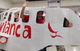 Familia caleña en el Aeropuerto Internacional Alfonso Bonilla Aragón.