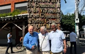 El consejero Comisionado para la Paz, Otty Patiño; el padre Cyrillus Swinne y Cristóbal Padilla, director de Colombia Compra Eficiente.