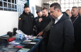 El ministro de Justicia, Andrés Idárraga, viendo el material incautado.