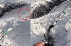 Momento en que la avalancha arrastraba a la mujer y a su mascota. 