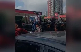 Motociclista se sube a la grúa en protesta por la inmovilización de su vehículo