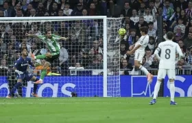 Gonzalo García en un remate a la portería