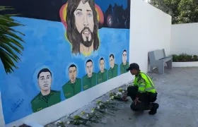 Homenaje a los seis policías fallecidos en el atentado en el lugar donde ocurrió el hecho. 