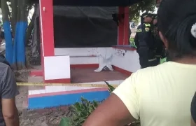 El hombre quedó muerto al interior de este pequeño kiosco. 