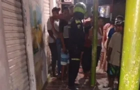 Las personas se aglomeraron en el lugar de los hechos. 