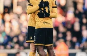 Jhon Arias celebrando uno de los goles.