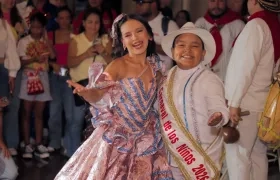 Los reyes infantiles Sharon Acosta y Joshua Ortiz.