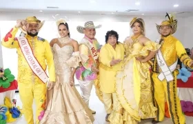 Reyes del Carnaval Gay de Barranquilla y el Atlántico en la presentación de programación junto al presidente de la Corporación Autónoma del Carnaval Gay, Jairo Polo Altamar, y el Rey Momo del Carnaval de Barranquilla, Adolfo Maury.