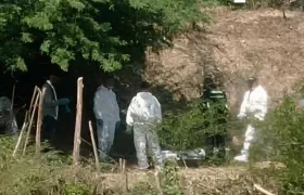 El CTI de la Fiscalía inspeccionando el cuerpo del hombre. 