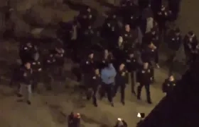 El presidente de Venezuela, Nicolás Maduro (azul), rodeado de agentes del FBI.