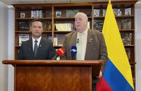 El ministro de Defensa, Pedro Sánchez; y el embajador  de Colombia en EE.UU., Daniel García Peña. 