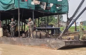 Equipos usados para la minería ilegal e incautados por las autoridades. 