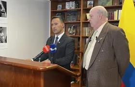 Pedro Sánchez, ministro de Defensa ofreciendo una rueda de prensa en  Washington.