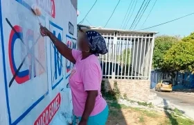 Varias personas decidieron este sábado borrar los avisos políticos. 