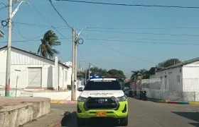 La Policía acordonó la calle donde se encuentra la vivienda en la que fue encontrado el cuerpo del hombre. 
