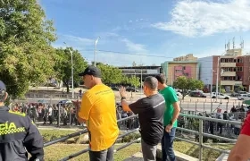 Autoridades en visita de inspección al estadio Romelio Martínez, en donde será la Lectura del Bando. 