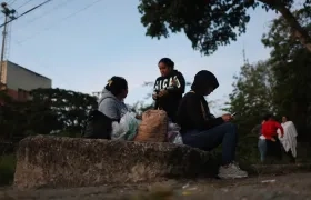 Familiares de presos políticos en la cárcel El Rodeo I este lunes, en Caracas (Venezuela).