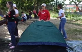 Personas esperan cerca a la cárcel El Rodeo I.
