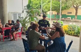 Uniformados de la Policía con visitantes en el Museo del Carnaval. 