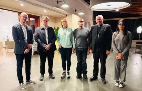 Rafael Tudares (centro) junto a su esposa tras ser liberado.