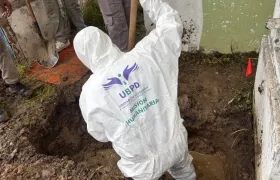 Funcionarios de la Unidad de Búsqueda de Personas Dadas por Desaparecidas en un cementerio de Barranquilla. 