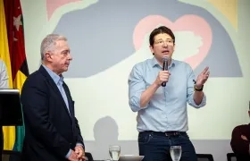 Álvaro Uribe Vélez y Miguel Uribe Turbay.