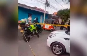 El hombre herido conducía este vehículo blanco cuando fue baleado. 