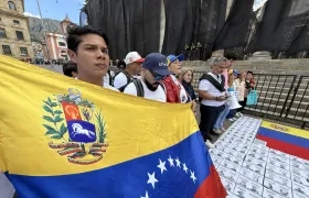 El grupo de venezolanos en la Plaza de Bolívar.