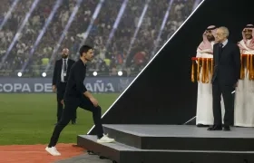 Xabi Alonso y el presidente del Real Madrid, Florentino Pérez.